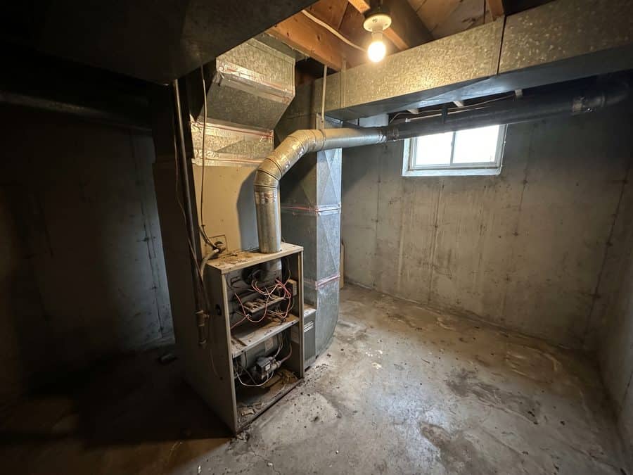 Fournaise et conduits de ventilation dans une salle mécanique de sous-sol