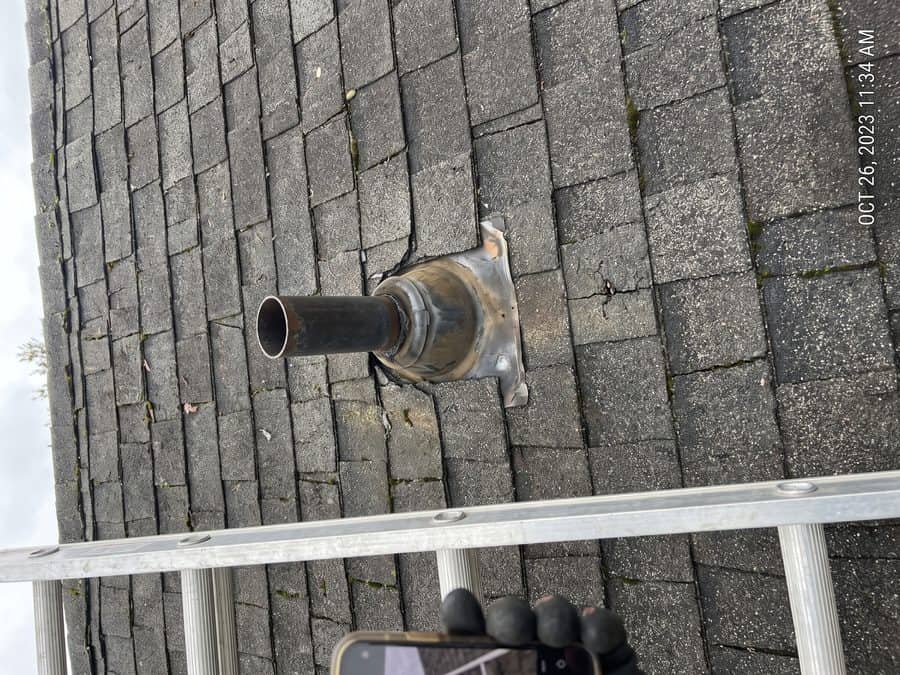 Évent de plomberie et son solin sur des bardeaux d’asphalte